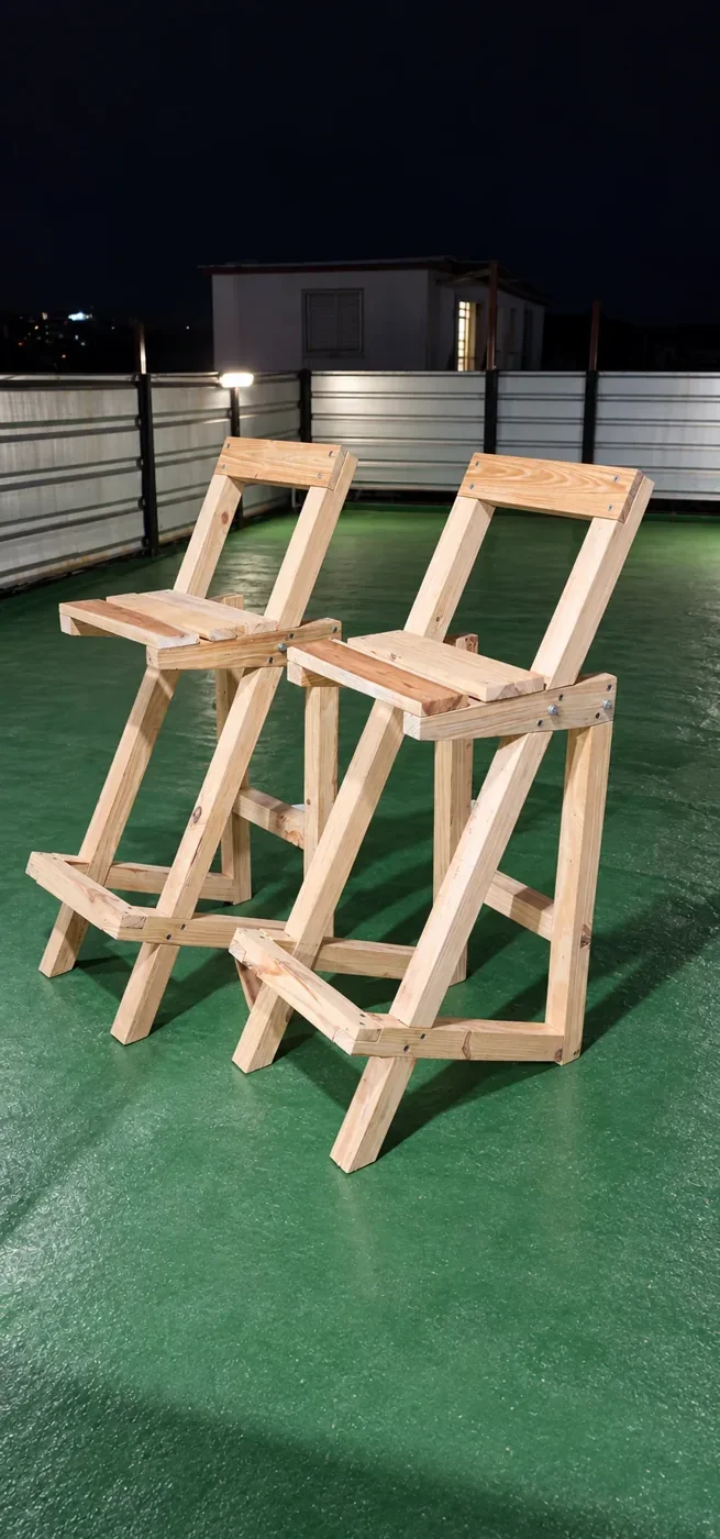 Banquetas de madera en una vista nocturna.
