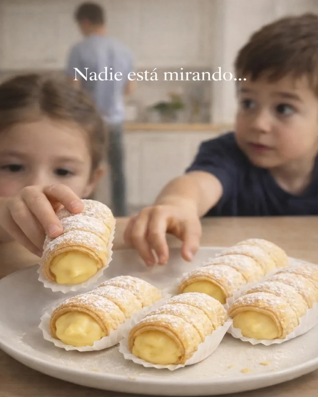Pieza de repostería con niños y pastelitos.