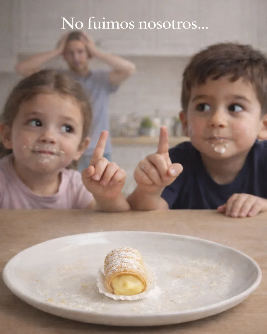Pieza de repostería con niños y un pastelito.