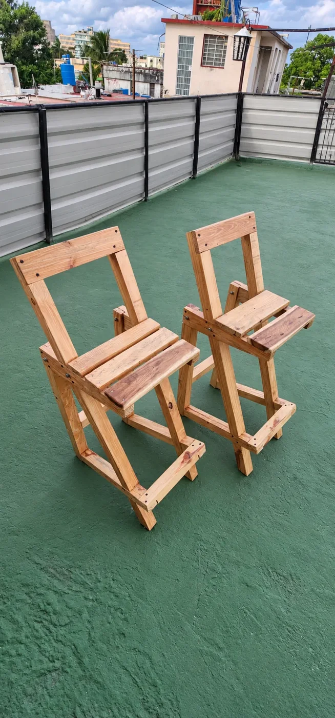 Banquetas de madera terminadas a la luz del día.